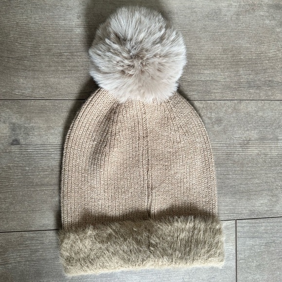 marcus adler Other - Marcus Adler Girls Boutique Winter Pom Hat
Euc